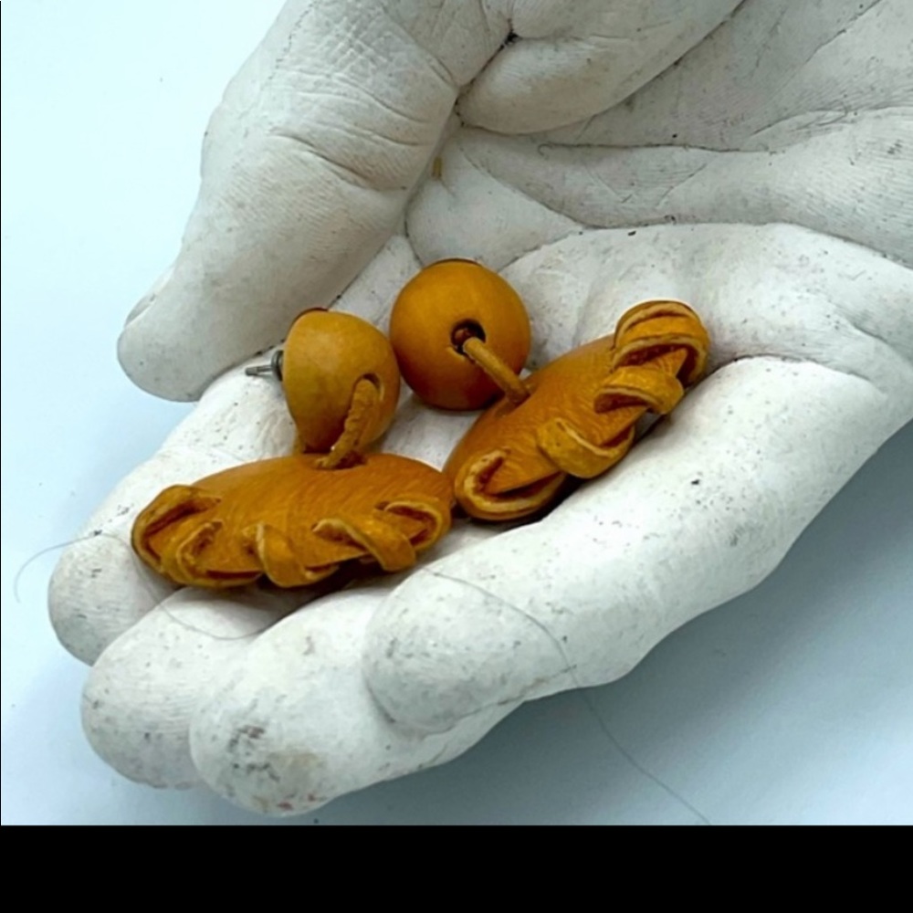 “HANDMADE” ROUND WOOD AND LEATHER ROPE DROP STYLR PIERCED EARRINGS.